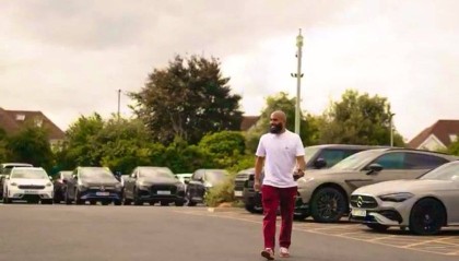 曼联太慢姆贝莫已归队训练，拒绝罢训施压！拉爵忙于谈判没空买新中锋