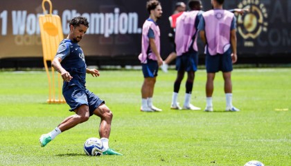 巴黎圣日耳曼夺冠后的风波：姆巴佩离开后的争议与支持