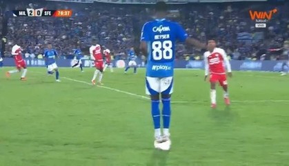 太阳报：切尔西考察哥伦比亚19岁“刺头”天才，双脚踩球引发冲突