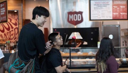 梦幻联动!杨瀚森现身WTT 现场观看王楚钦比赛